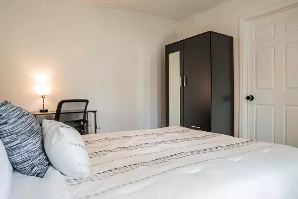 Coliving in Live Oaks Square - East Tampa, Tampa