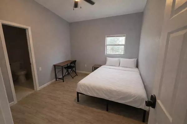 Coliving in Live Oaks Square - East Tampa, Tampa