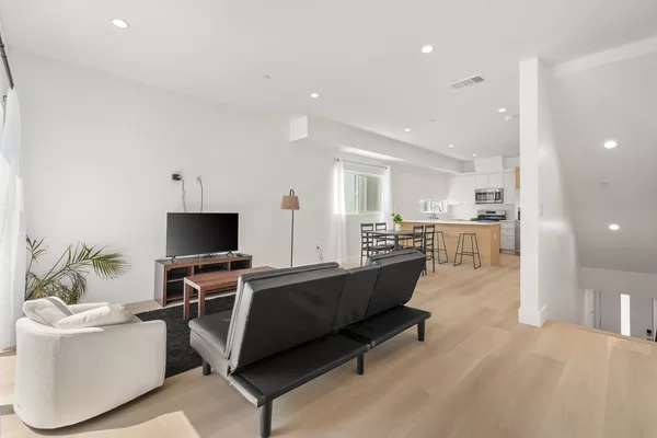 Coliving in Valley Village - San Fernando Valley, Los Angeles