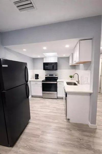 Coliving in Live Oaks Square - East Tampa, Tampa