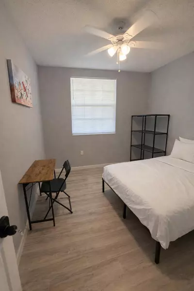 Coliving in Live Oaks Square - East Tampa, Tampa
