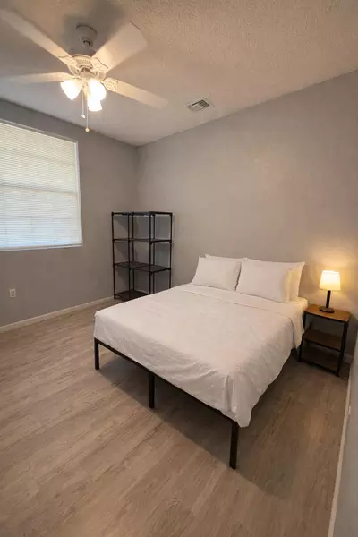 Coliving in Live Oaks Square - East Tampa, Tampa
