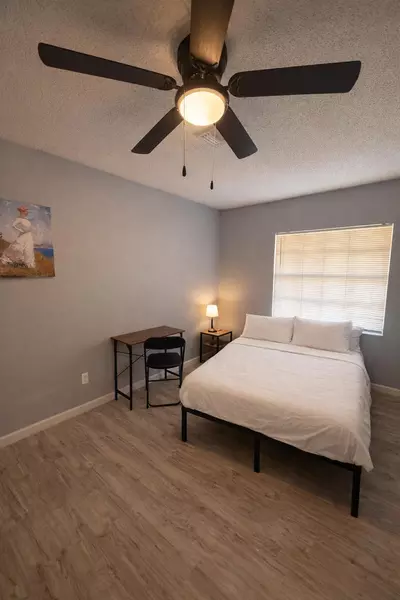 Coliving in Live Oaks Square - East Tampa, Tampa