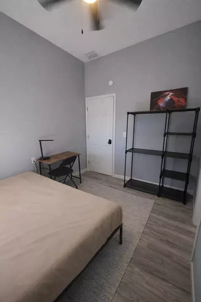 Coliving in Live Oaks Square - East Tampa, Tampa