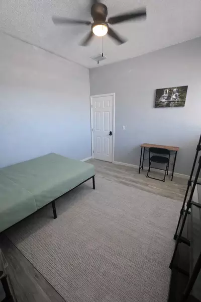Coliving in Live Oaks Square - East Tampa, Tampa