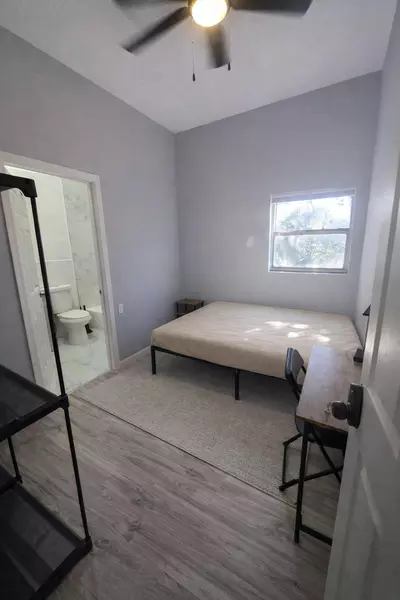 Coliving in Live Oaks Square - East Tampa, Tampa
