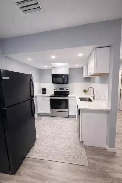Coliving in Live Oaks Square - East Tampa, Tampa