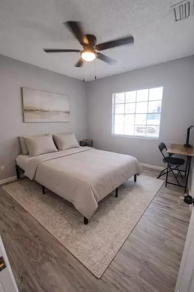Coliving in Live Oaks Square - East Tampa, Tampa