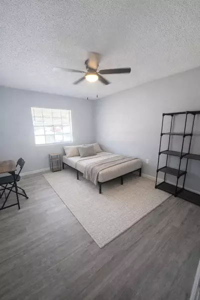 Coliving in Live Oaks Square - East Tampa, Tampa