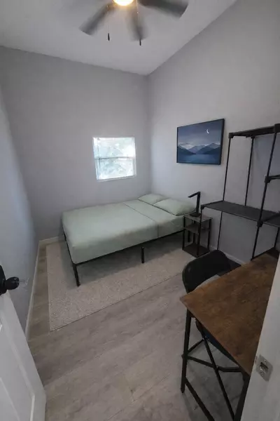Coliving in Live Oaks Square - East Tampa, Tampa