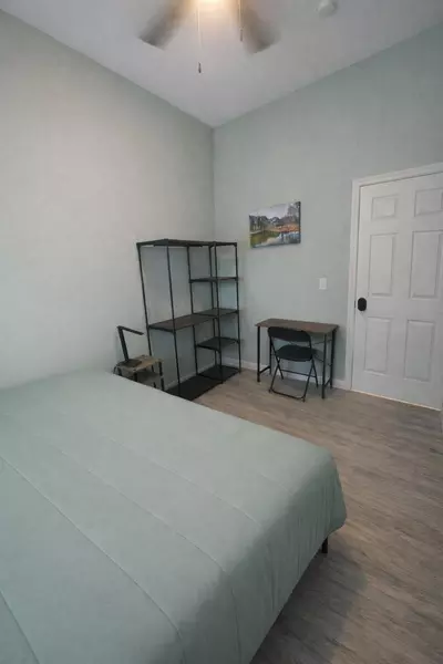 Coliving in Live Oaks Square - East Tampa, Tampa