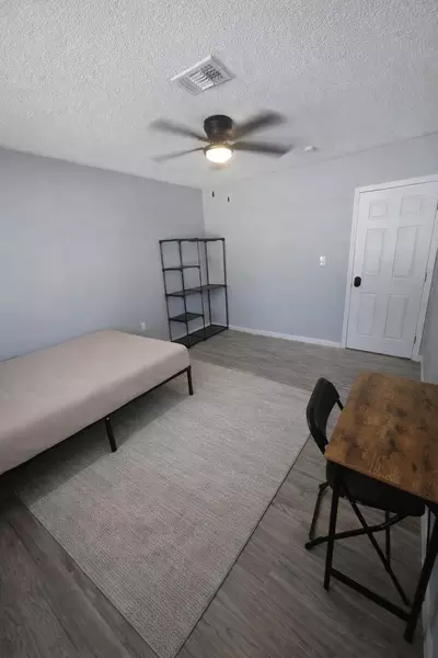 Coliving in Live Oaks Square - East Tampa, Tampa