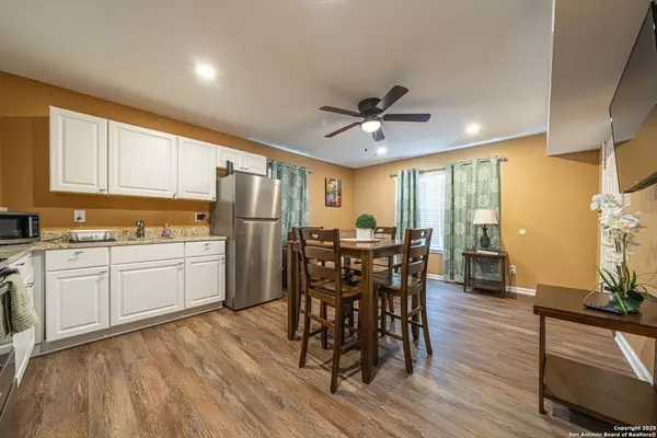 Coliving in Harvard Place / Eastlawn - East SATX, San Antonio
