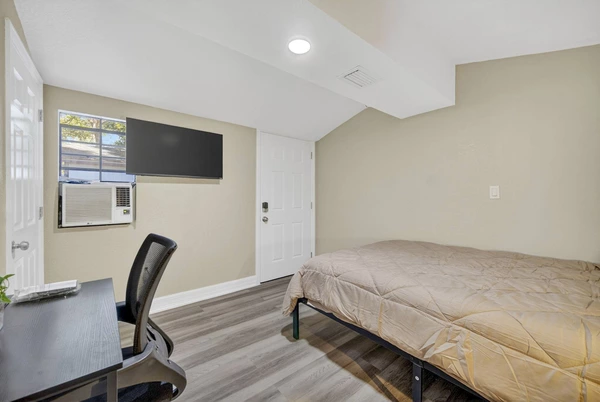 Coliving in Live Oaks Square - East Tampa, Tampa