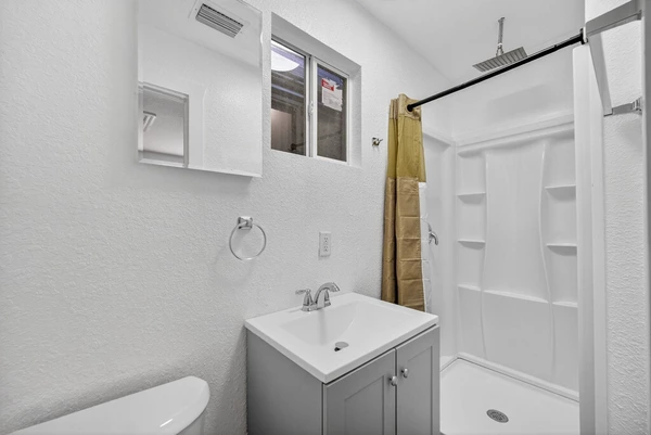 Coliving in Live Oaks Square - East Tampa, Tampa