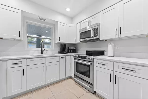 Coliving in Live Oaks Square - East Tampa, Tampa