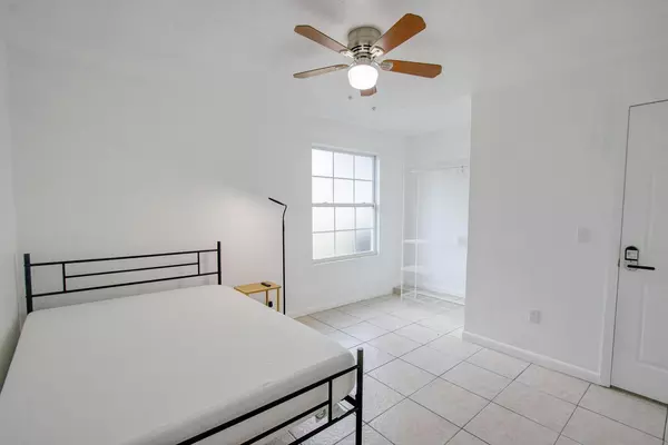 Coliving in Live Oaks Square - East Tampa, Tampa
