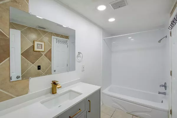 Coliving in Live Oaks Square - East Tampa, Tampa