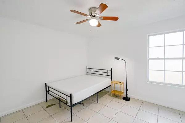 Coliving in Live Oaks Square - East Tampa, Tampa