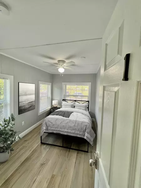 Coliving in Live Oaks Square - East Tampa, Tampa