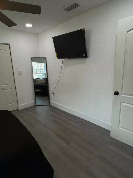 Coliving in Live Oaks Square - East Tampa, Tampa