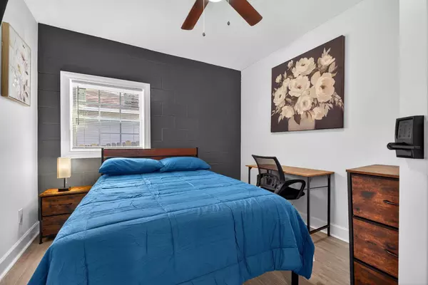 Coliving in Live Oaks Square - East Tampa, Tampa