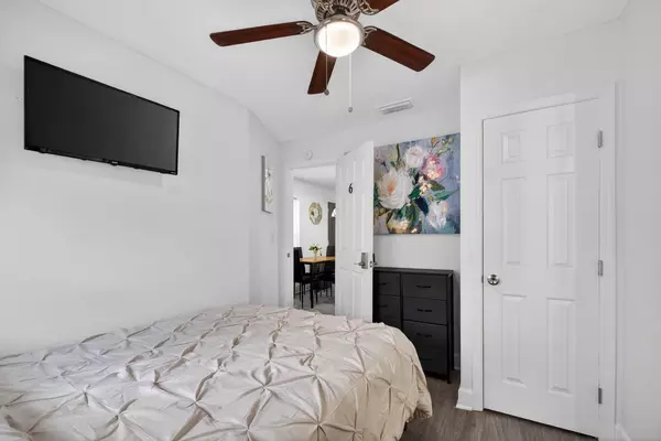 Coliving in Live Oaks Square - East Tampa, Tampa