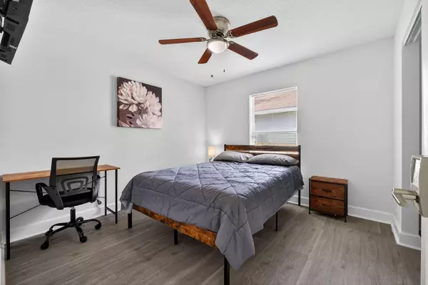 Coliving in Live Oaks Square - East Tampa, Tampa