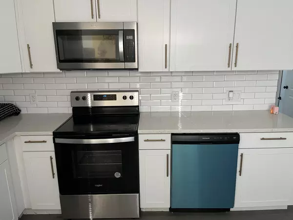 Coliving in Live Oaks Square - East Tampa, Tampa