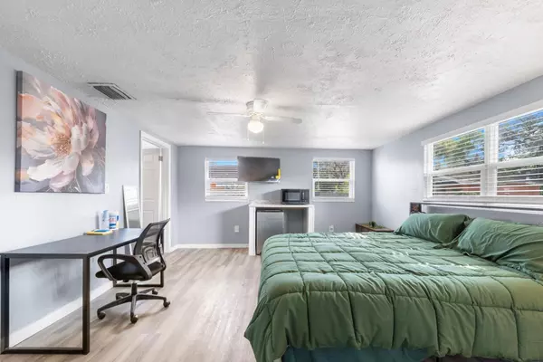 Coliving in Live Oaks Square - East Tampa, Tampa