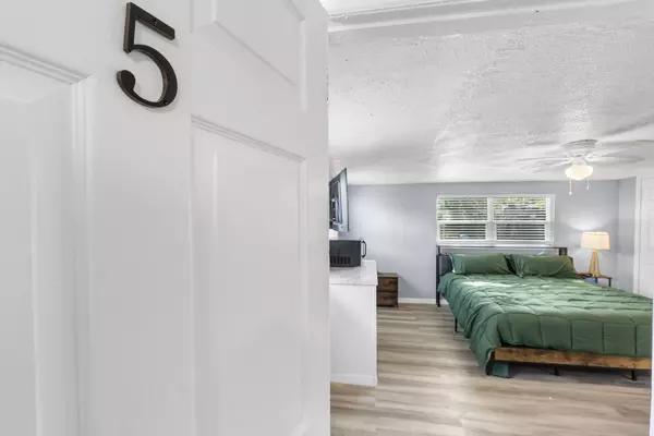 Coliving in Live Oaks Square - East Tampa, Tampa