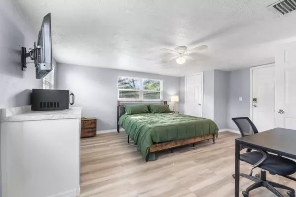 Coliving in Live Oaks Square - East Tampa, Tampa