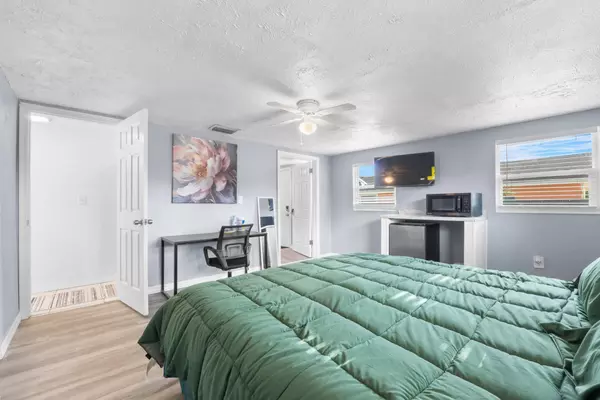 Coliving in Live Oaks Square - East Tampa, Tampa