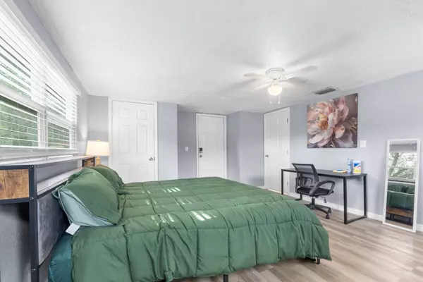 Coliving in Live Oaks Square - East Tampa, Tampa