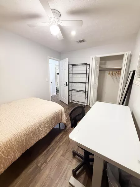 Coliving in Cedar Hills - Westside, Jacksonville
