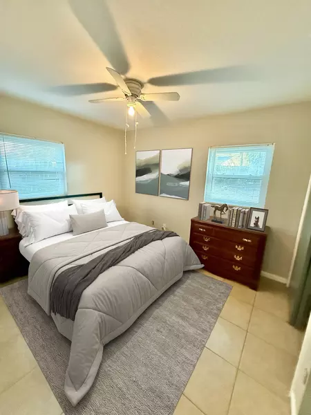 Coliving in Live Oaks Square - East Tampa, Tampa