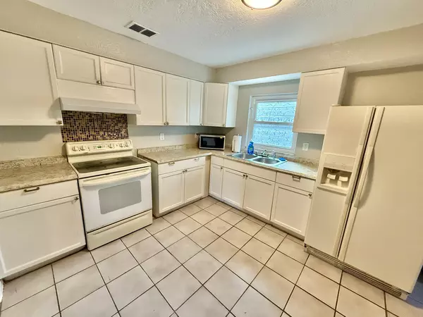 Coliving in Live Oaks Square - East Tampa, Tampa