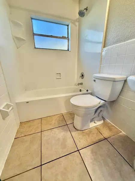 Coliving in Live Oaks Square - East Tampa, Tampa