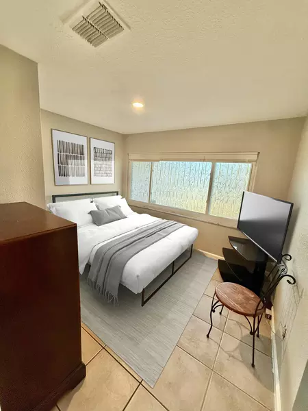 Coliving in Live Oaks Square - East Tampa, Tampa