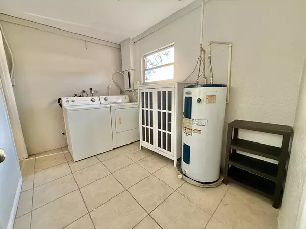 Coliving in Live Oaks Square - East Tampa, Tampa