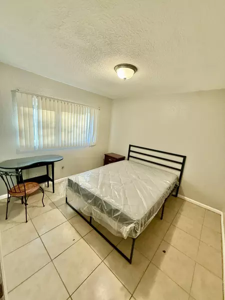 Coliving in Live Oaks Square - East Tampa, Tampa