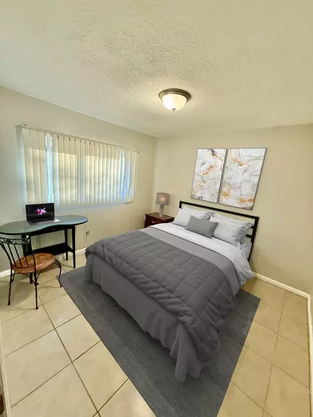 Coliving in Live Oaks Square - East Tampa, Tampa