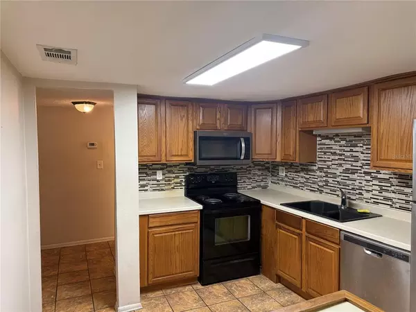 3 bedrooms apartment for rent in Town 'n' Country - West Tampa, Tampa