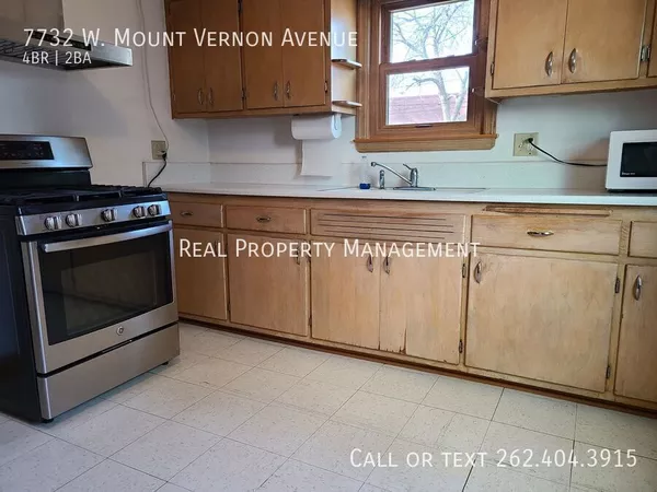 4 bedrooms apartment for rent in Bluemound Heights - West / SW Mil, Milwaukee