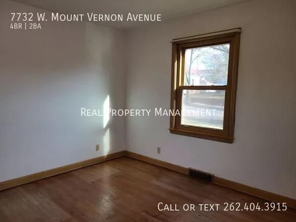 4 bedrooms apartment for rent in Bluemound Heights - West / SW Mil, Milwaukee